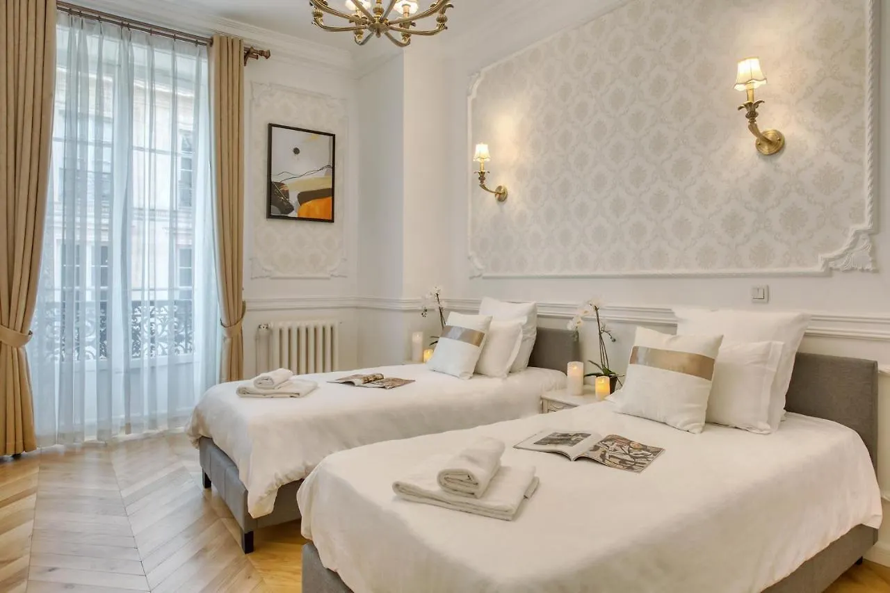 Galeries Lafayette - 7 Bedrooms - Lift - Aircon Paris Apartment